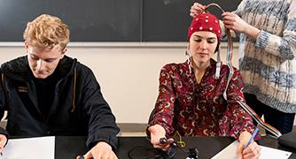 An image of psychology students measuring brain waves